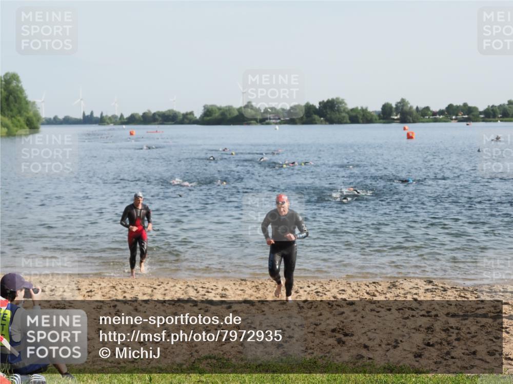21.06.2025 - 27. Vierlanden-Triathlon MichiJ http://msf.ph/oto/7972935 15.06.2026 08:35:09 Schwimmen 12, 54, 64 meine-sportfotos.de