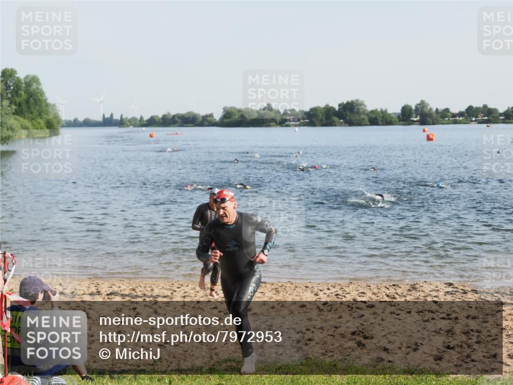 21.06.2025 - 27. Vierlanden-Triathlon MichiJ http://msf.ph/oto/7972953 15.06.2026 08:35:11 Schwimmen 12, 54, 64 meine-sportfotos.de