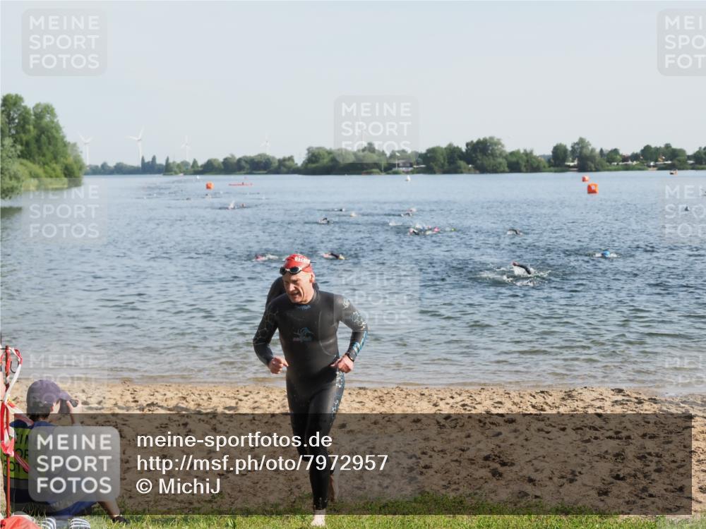 21.06.2025 - 27. Vierlanden-Triathlon MichiJ http://msf.ph/oto/7972957 15.06.2026 08:35:11 Schwimmen 12, 54, 64 meine-sportfotos.de
