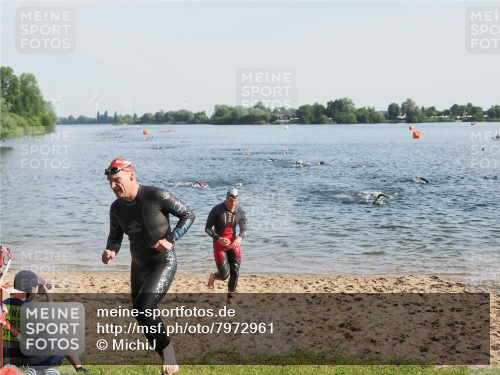 21.06.2025 - 27. Vierlanden-Triathlon MichiJ http://msf.ph/oto/7972961 15.06.2026 08:35:11 Schwimmen 12, 54, 64 meine-sportfotos.de