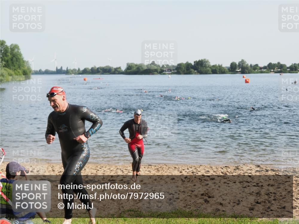 21.06.2025 - 27. Vierlanden-Triathlon MichiJ http://msf.ph/oto/7972965 15.06.2026 08:35:12 Schwimmen 12, 54, 64 meine-sportfotos.de