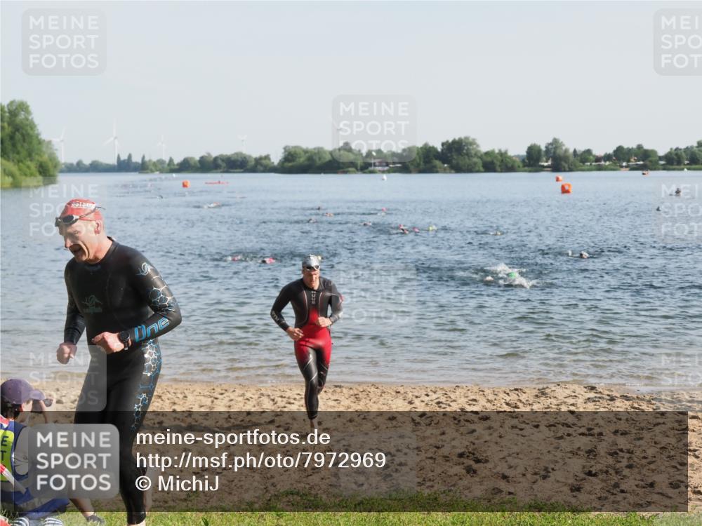 21.06.2025 - 27. Vierlanden-Triathlon MichiJ http://msf.ph/oto/7972969 15.06.2026 08:35:12 Schwimmen 12, 54, 64 meine-sportfotos.de