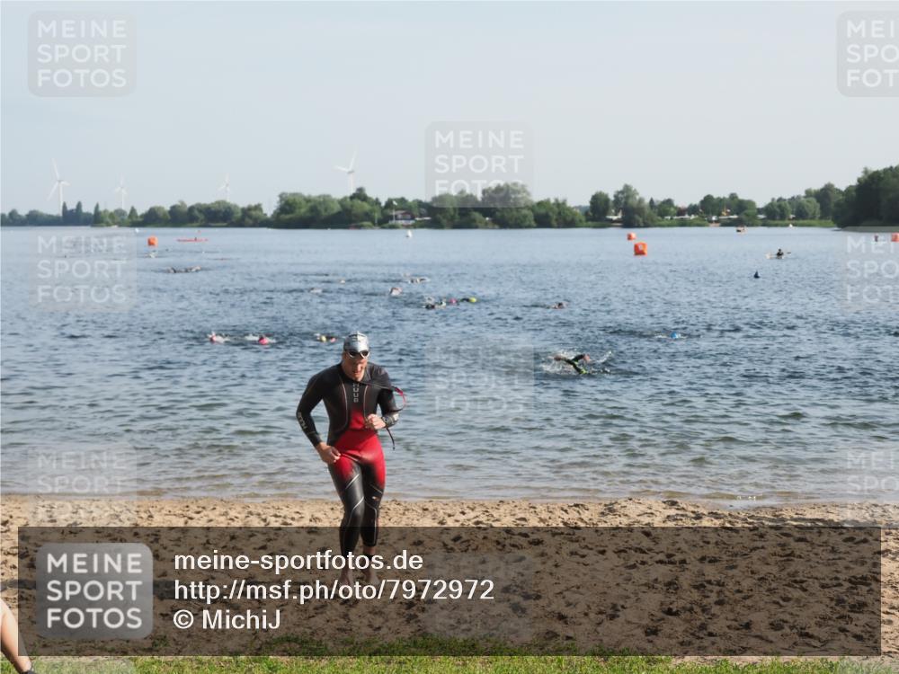 21.06.2025 - 27. Vierlanden-Triathlon MichiJ http://msf.ph/oto/7972972 15.06.2026 08:35:12 Schwimmen 12, 54, 64 meine-sportfotos.de