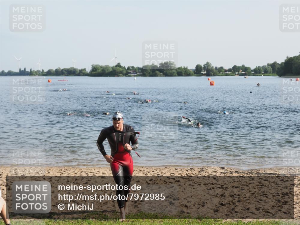 21.06.2025 - 27. Vierlanden-Triathlon MichiJ http://msf.ph/oto/7972985 15.06.2026 08:35:13 Schwimmen 12, 54, 64 meine-sportfotos.de