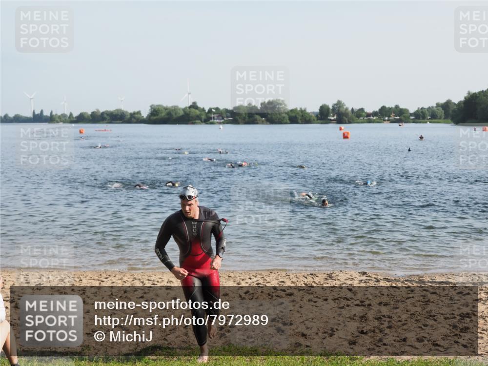 21.06.2025 - 27. Vierlanden-Triathlon MichiJ http://msf.ph/oto/7972989 15.06.2026 08:35:13 Schwimmen 12, 54, 64 meine-sportfotos.de