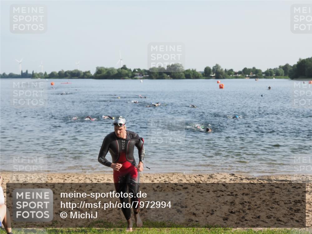 21.06.2025 - 27. Vierlanden-Triathlon MichiJ http://msf.ph/oto/7972994 15.06.2026 08:35:13 Schwimmen 12, 54, 64 meine-sportfotos.de