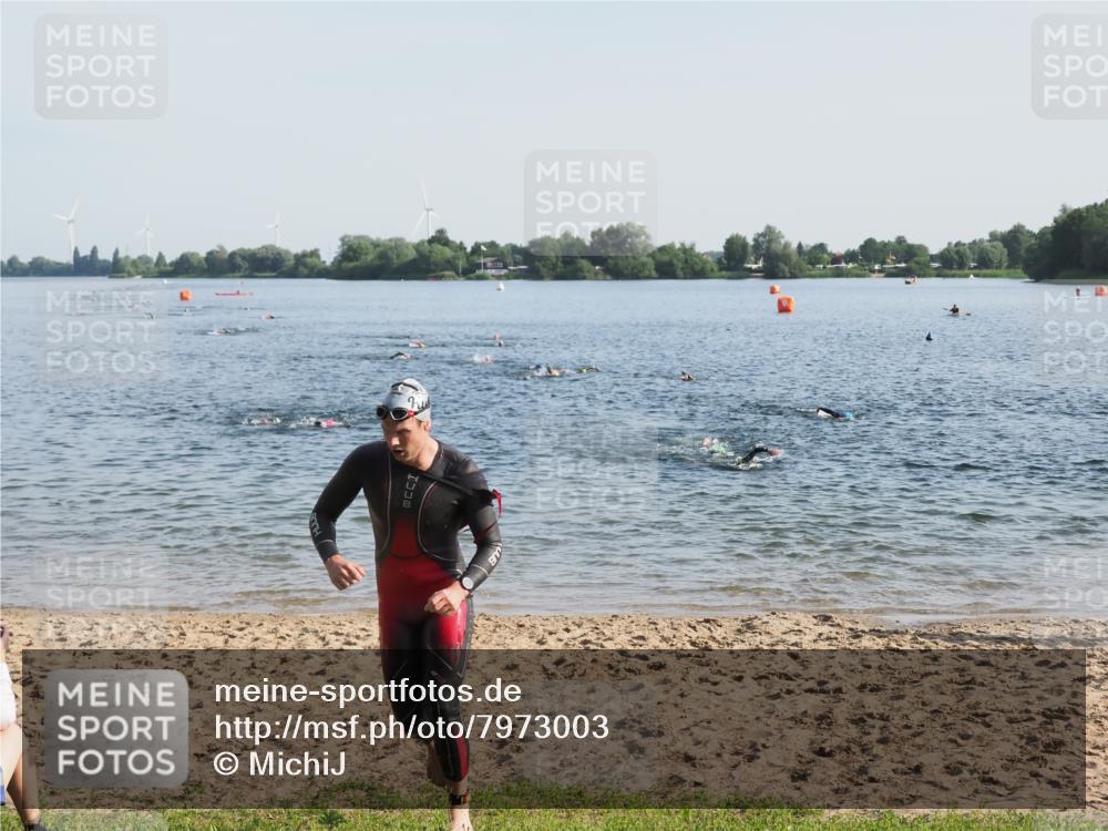 21.06.2025 - 27. Vierlanden-Triathlon MichiJ http://msf.ph/oto/7973003 15.06.2026 08:35:13 Schwimmen 12, 54, 64 meine-sportfotos.de