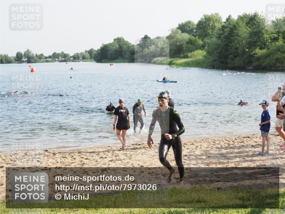 21.06.2025 - 27. Vierlanden-Triathlon MichiJ http://msf.ph/oto/7973026 15.06.2026 08:35:29 Schwimmen 6, 21, 47, 158 meine-sportfotos.de