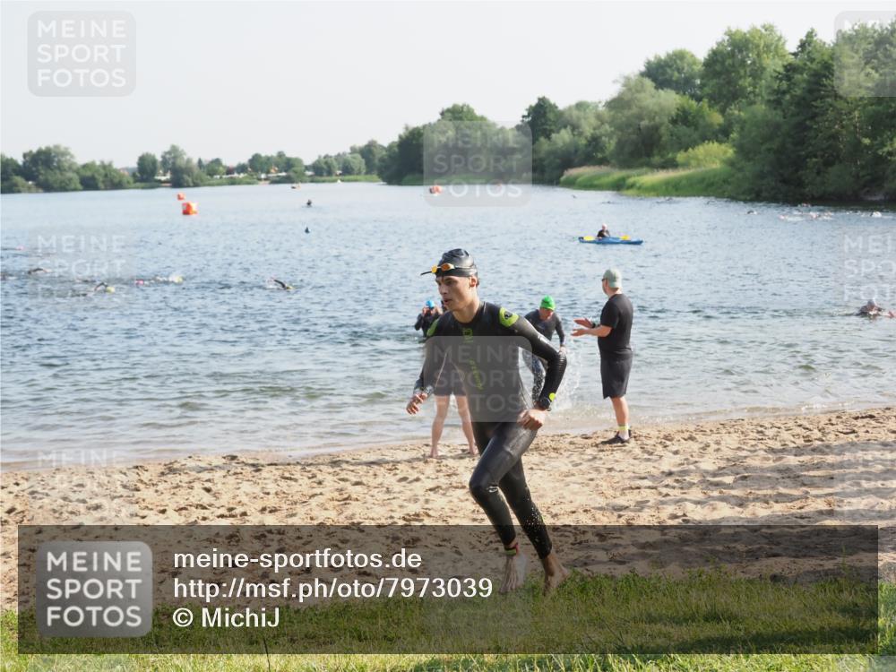 21.06.2025 - 27. Vierlanden-Triathlon MichiJ http://msf.ph/oto/7973039 15.06.2026 08:35:29 Schwimmen 6, 21, 47, 158 meine-sportfotos.de