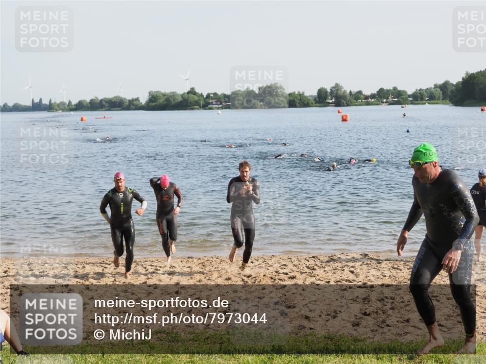 21.06.2025 - 27. Vierlanden-Triathlon MichiJ http://msf.ph/oto/7973044 15.06.2026 08:35:35 Schwimmen 6, 21, 47, 75, 85, 158 meine-sportfotos.de