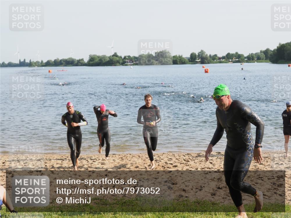 21.06.2025 - 27. Vierlanden-Triathlon MichiJ http://msf.ph/oto/7973052 15.06.2026 08:35:36 Schwimmen 6, 21, 47, 75, 85, 158 meine-sportfotos.de
