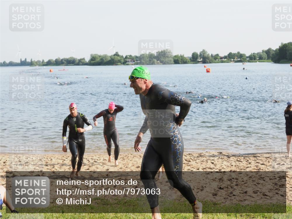 21.06.2025 - 27. Vierlanden-Triathlon MichiJ http://msf.ph/oto/7973063 15.06.2026 08:35:36 Schwimmen 6, 21, 47, 75, 85, 158 meine-sportfotos.de