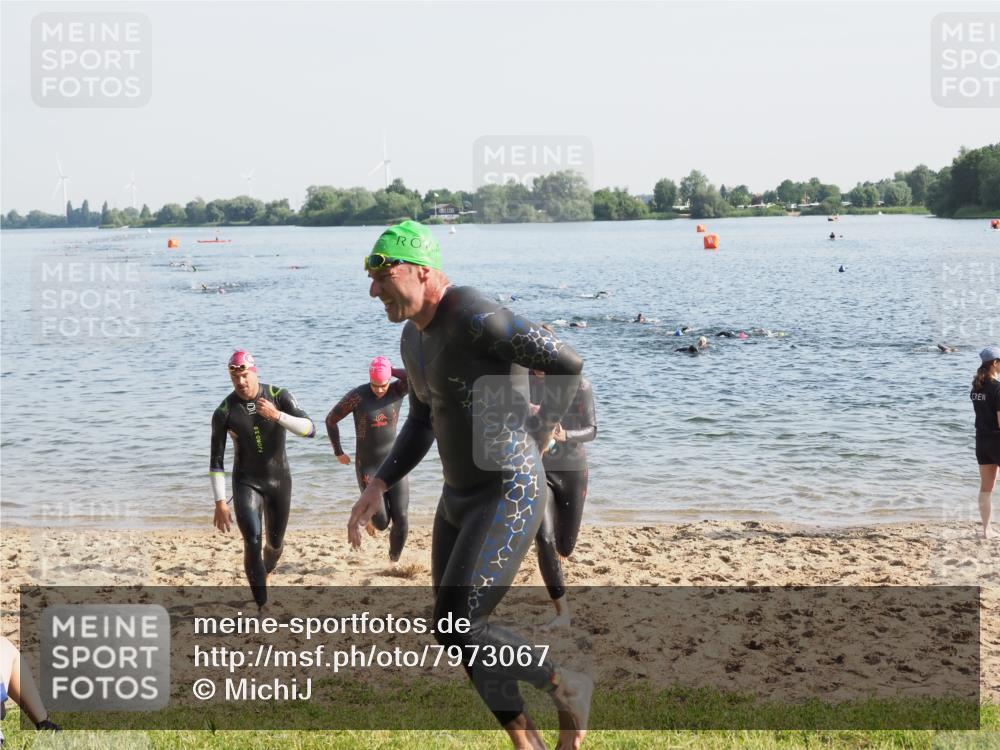21.06.2025 - 27. Vierlanden-Triathlon MichiJ http://msf.ph/oto/7973067 15.06.2026 08:35:36 Schwimmen 6, 21, 47, 75, 85, 158 meine-sportfotos.de