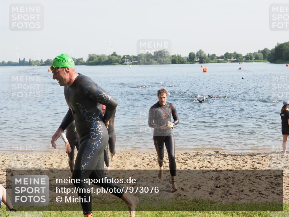 21.06.2025 - 27. Vierlanden-Triathlon MichiJ http://msf.ph/oto/7973076 15.06.2026 08:35:37 Schwimmen 6, 21, 75, 85, 158 meine-sportfotos.de