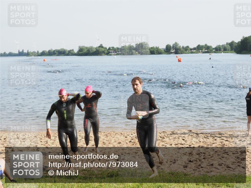 21.06.2025 - 27. Vierlanden-Triathlon MichiJ http://msf.ph/oto/7973084 15.06.2026 08:35:37 Schwimmen 6, 21, 75, 85, 158 meine-sportfotos.de