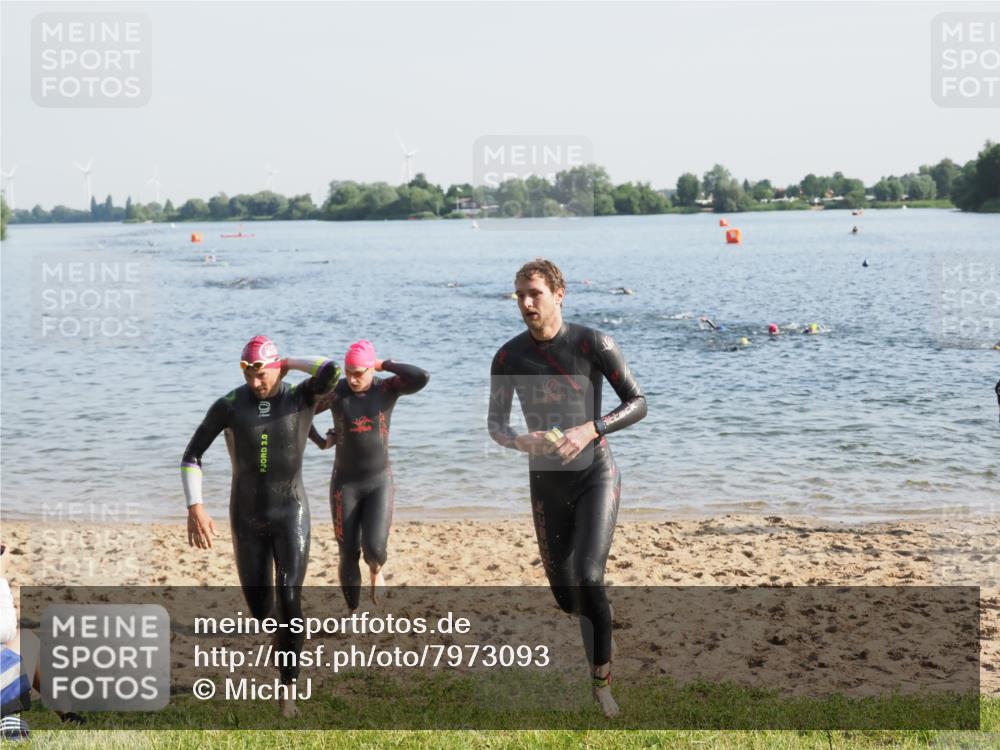 21.06.2025 - 27. Vierlanden-Triathlon MichiJ http://msf.ph/oto/7973093 15.06.2026 08:35:37 Schwimmen 6, 21, 75, 85, 158 meine-sportfotos.de