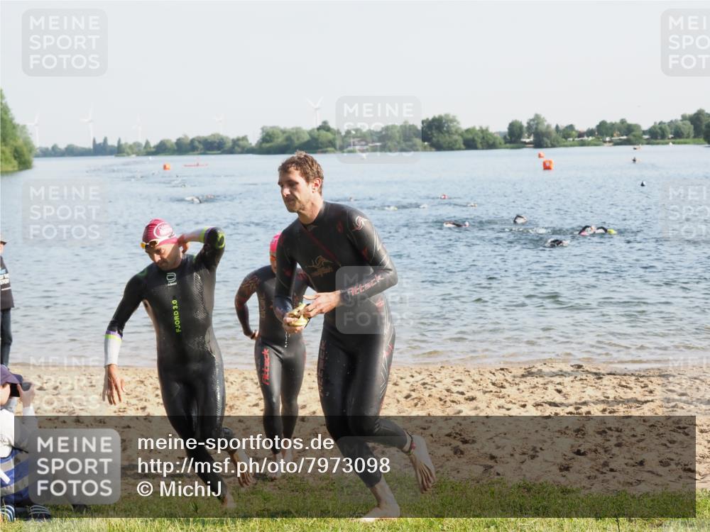 21.06.2025 - 27. Vierlanden-Triathlon MichiJ http://msf.ph/oto/7973098 15.06.2026 08:35:38 Schwimmen 6, 21, 75, 85, 158 meine-sportfotos.de