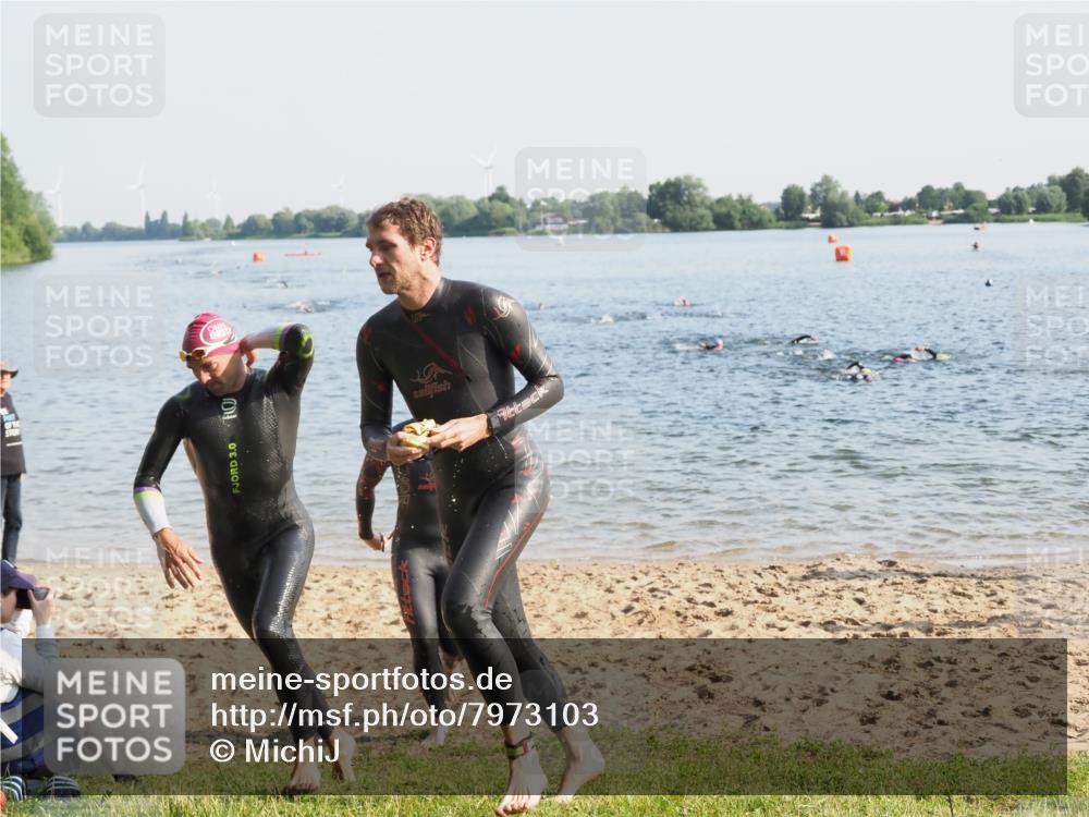 21.06.2025 - 27. Vierlanden-Triathlon MichiJ http://msf.ph/oto/7973103 15.06.2026 08:35:38 Schwimmen 6, 21, 75, 85, 158 meine-sportfotos.de