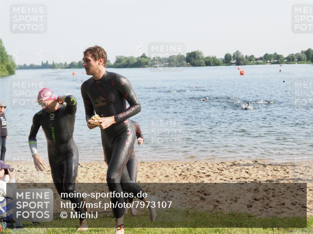 21.06.2025 - 27. Vierlanden-Triathlon MichiJ http://msf.ph/oto/7973107 15.06.2026 08:35:38 Schwimmen 6, 21, 75, 85, 158 meine-sportfotos.de