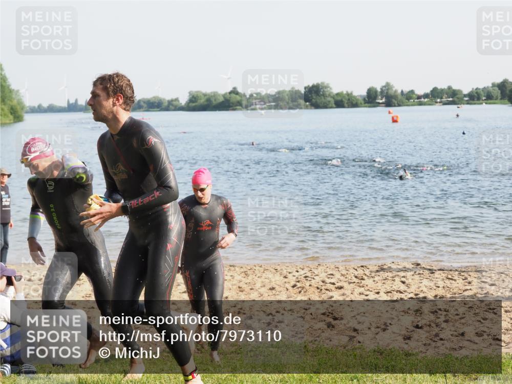 21.06.2025 - 27. Vierlanden-Triathlon MichiJ http://msf.ph/oto/7973110 15.06.2026 08:35:38 Schwimmen 6, 21, 75, 85, 158 meine-sportfotos.de