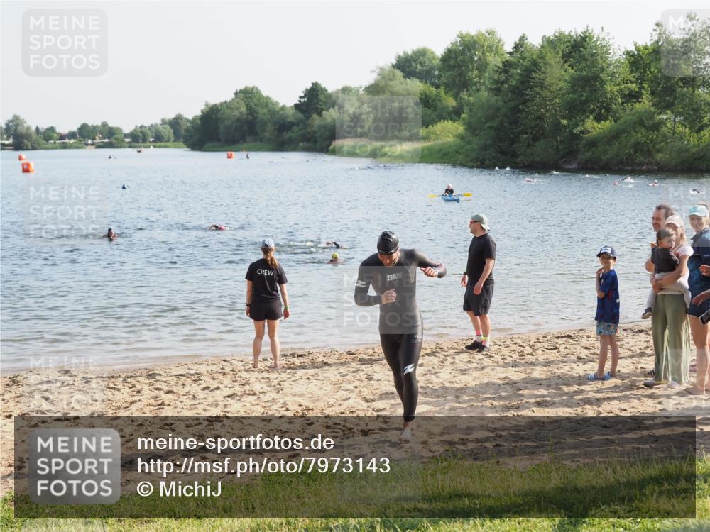 21.06.2025 - 27. Vierlanden-Triathlon MichiJ http://msf.ph/oto/7973143 15.06.2026 08:36:22 Schwimmen 29 meine-sportfotos.de