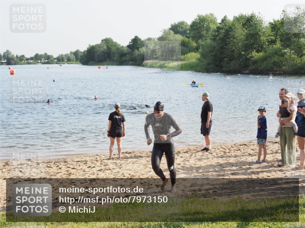 21.06.2025 - 27. Vierlanden-Triathlon MichiJ http://msf.ph/oto/7973150 15.06.2026 08:36:22 Schwimmen 29 meine-sportfotos.de