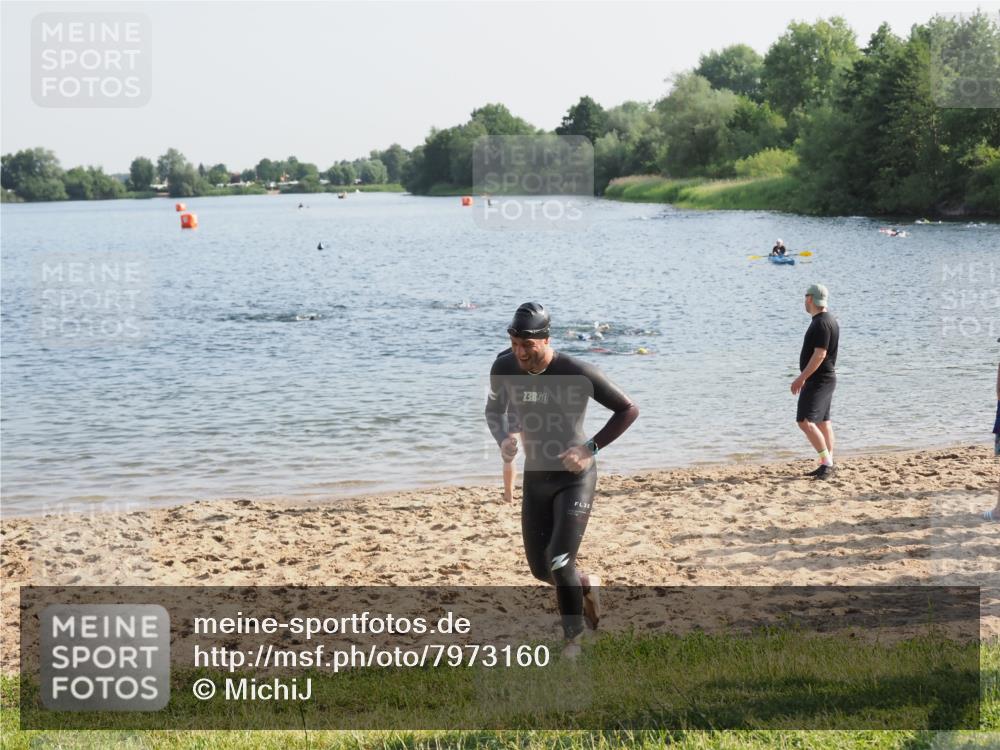 21.06.2025 - 27. Vierlanden-Triathlon MichiJ http://msf.ph/oto/7973160 15.06.2026 08:36:23 Schwimmen 29 meine-sportfotos.de
