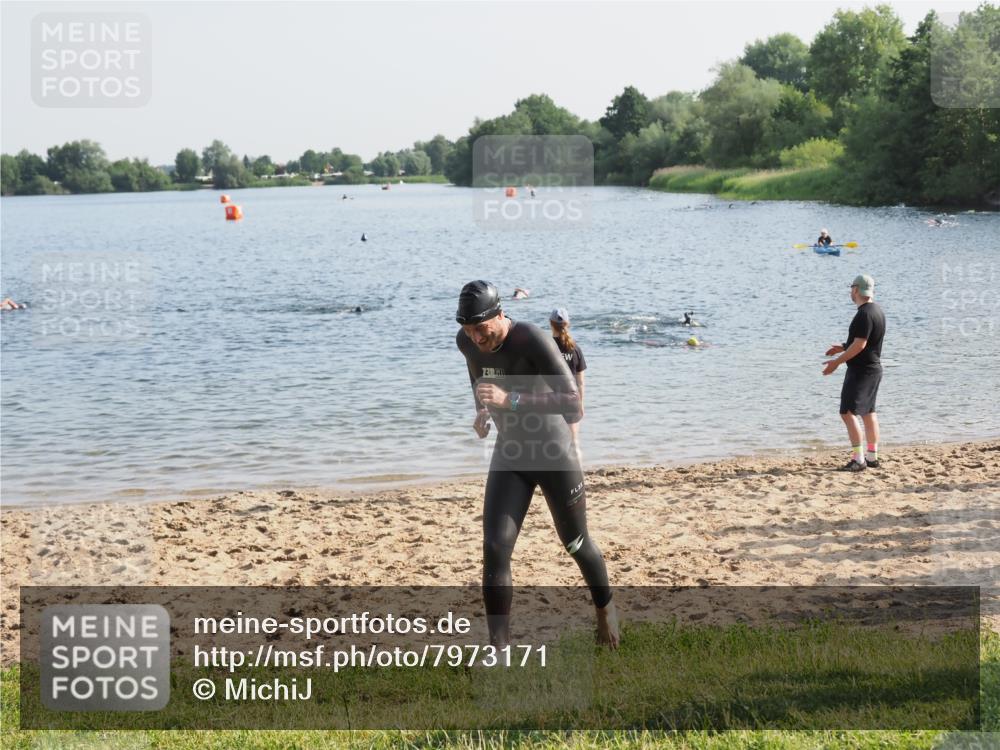 21.06.2025 - 27. Vierlanden-Triathlon MichiJ http://msf.ph/oto/7973171 15.06.2026 08:36:23 Schwimmen 29 meine-sportfotos.de