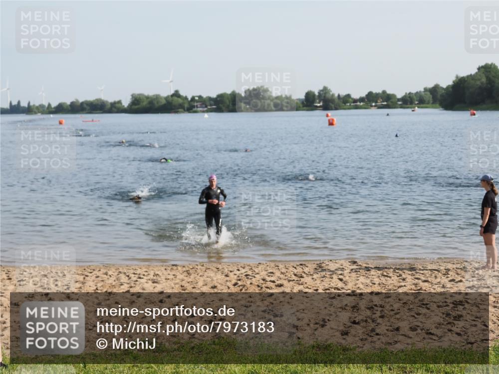 21.06.2025 - 27. Vierlanden-Triathlon MichiJ http://msf.ph/oto/7973183 15.06.2026 08:36:35 Schwimmen 83 meine-sportfotos.de