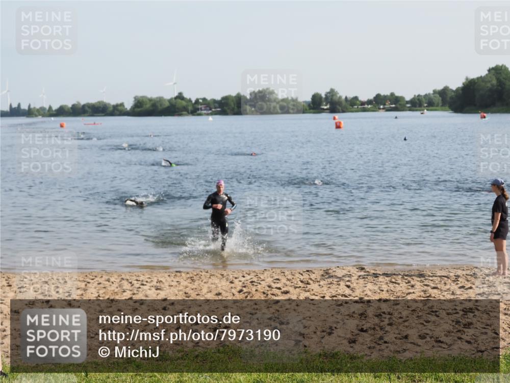 21.06.2025 - 27. Vierlanden-Triathlon MichiJ http://msf.ph/oto/7973190 15.06.2026 08:36:35 Schwimmen 83 meine-sportfotos.de