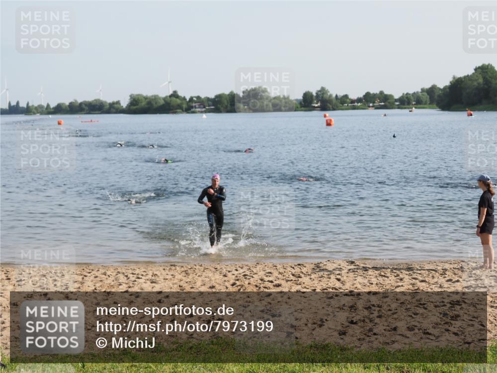21.06.2025 - 27. Vierlanden-Triathlon MichiJ http://msf.ph/oto/7973199 15.06.2026 08:36:36 Schwimmen 83 meine-sportfotos.de
