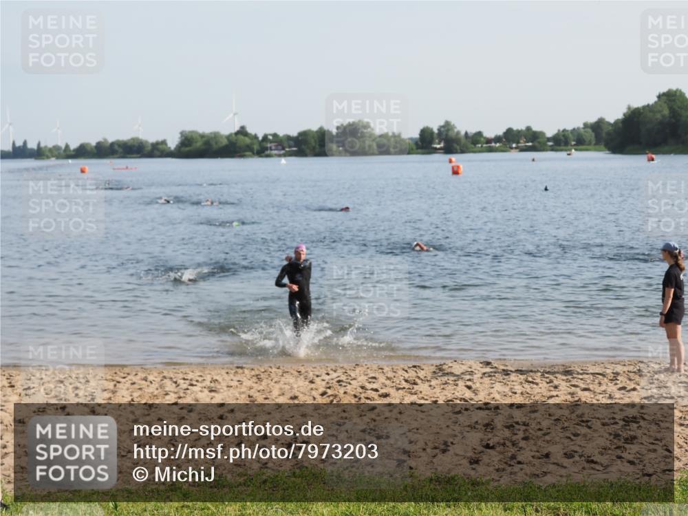 21.06.2025 - 27. Vierlanden-Triathlon MichiJ http://msf.ph/oto/7973203 15.06.2026 08:36:36 Schwimmen 83 meine-sportfotos.de