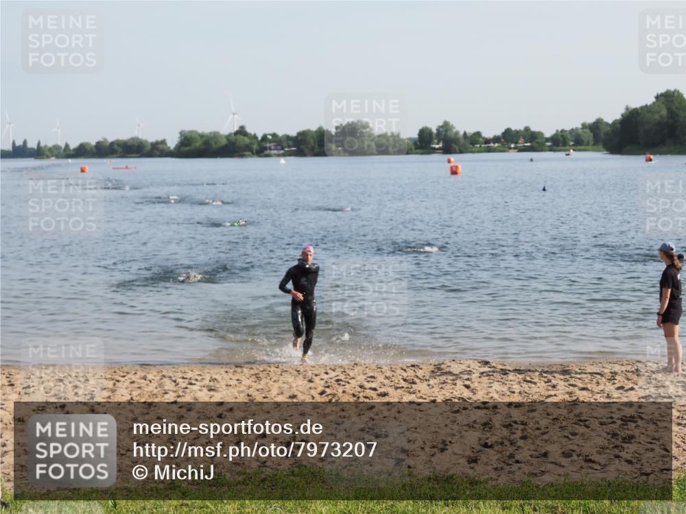 21.06.2025 - 27. Vierlanden-Triathlon MichiJ http://msf.ph/oto/7973207 15.06.2026 08:36:36 Schwimmen 83 meine-sportfotos.de