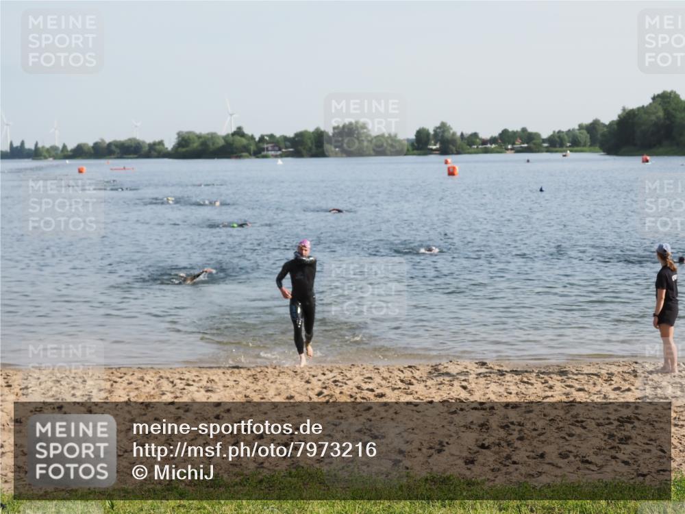 21.06.2025 - 27. Vierlanden-Triathlon MichiJ http://msf.ph/oto/7973216 15.06.2026 08:36:37 Schwimmen 83 meine-sportfotos.de
