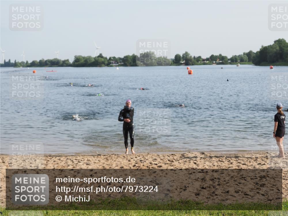 21.06.2025 - 27. Vierlanden-Triathlon MichiJ http://msf.ph/oto/7973224 15.06.2026 08:36:37 Schwimmen 83 meine-sportfotos.de
