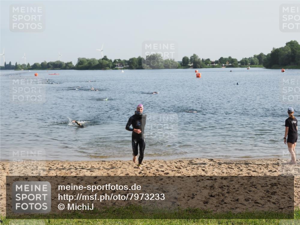 21.06.2025 - 27. Vierlanden-Triathlon MichiJ http://msf.ph/oto/7973233 15.06.2026 08:36:38 Schwimmen 83 meine-sportfotos.de