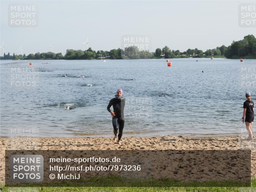 21.06.2025 - 27. Vierlanden-Triathlon MichiJ http://msf.ph/oto/7973236 15.06.2026 08:36:38 Schwimmen 83 meine-sportfotos.de