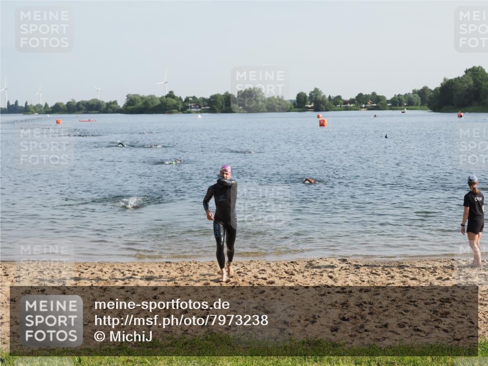 21.06.2025 - 27. Vierlanden-Triathlon MichiJ http://msf.ph/oto/7973238 15.06.2026 08:36:38 Schwimmen 83 meine-sportfotos.de