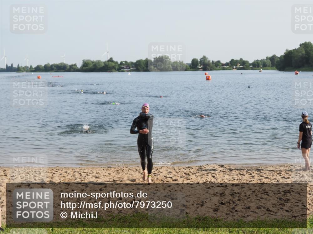 21.06.2025 - 27. Vierlanden-Triathlon MichiJ http://msf.ph/oto/7973250 15.06.2026 08:36:38 Schwimmen 83 meine-sportfotos.de