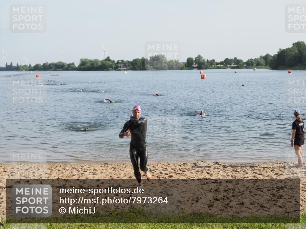 21.06.2025 - 27. Vierlanden-Triathlon MichiJ http://msf.ph/oto/7973264 15.06.2026 08:36:39 Schwimmen 83 meine-sportfotos.de