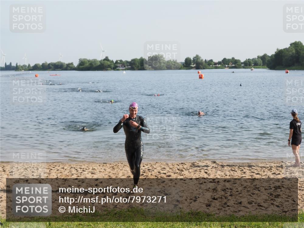 21.06.2025 - 27. Vierlanden-Triathlon MichiJ http://msf.ph/oto/7973271 15.06.2026 08:36:39 Schwimmen 83 meine-sportfotos.de