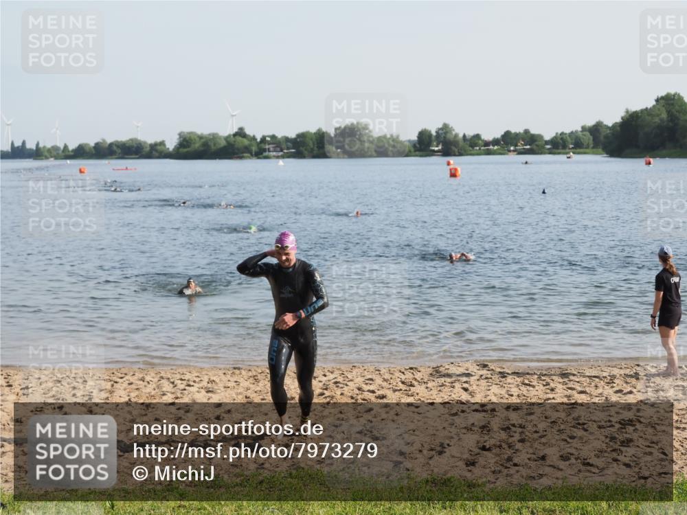 21.06.2025 - 27. Vierlanden-Triathlon MichiJ http://msf.ph/oto/7973279 15.06.2026 08:36:39 Schwimmen 83 meine-sportfotos.de