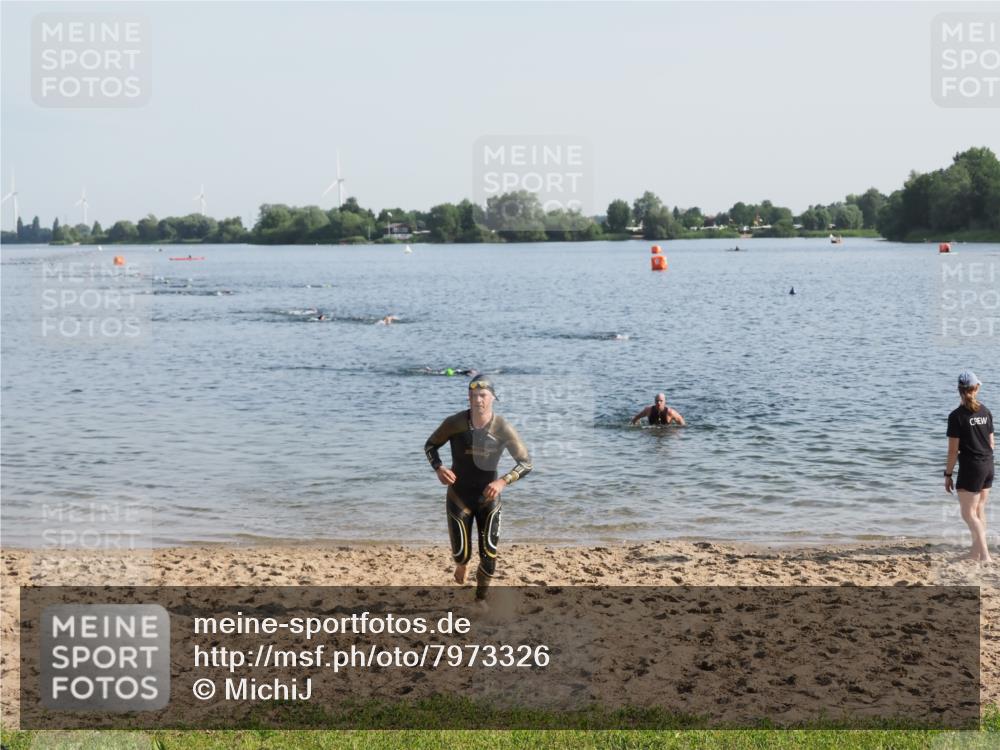 21.06.2025 - 27. Vierlanden-Triathlon MichiJ http://msf.ph/oto/7973326 15.06.2026 08:36:49 Schwimmen 39 meine-sportfotos.de