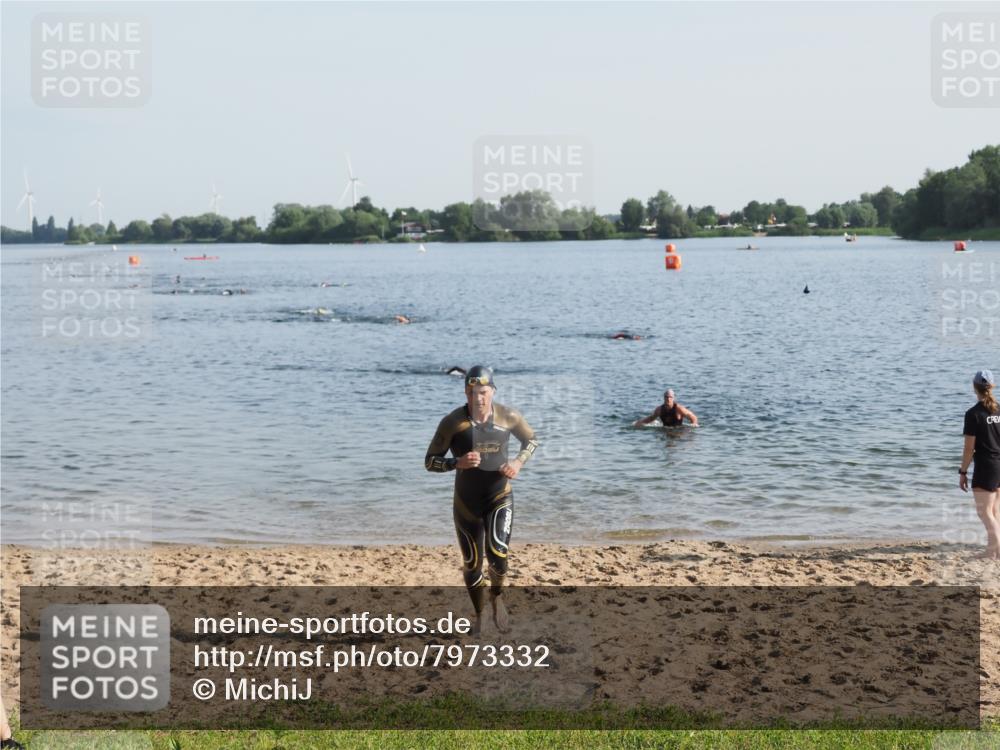 21.06.2025 - 27. Vierlanden-Triathlon MichiJ http://msf.ph/oto/7973332 15.06.2026 08:36:49 Schwimmen 39 meine-sportfotos.de