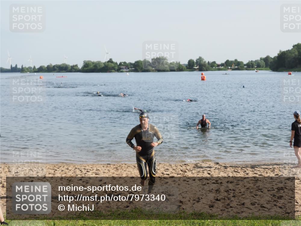 21.06.2025 - 27. Vierlanden-Triathlon MichiJ http://msf.ph/oto/7973340 15.06.2026 08:36:49 Schwimmen 39 meine-sportfotos.de