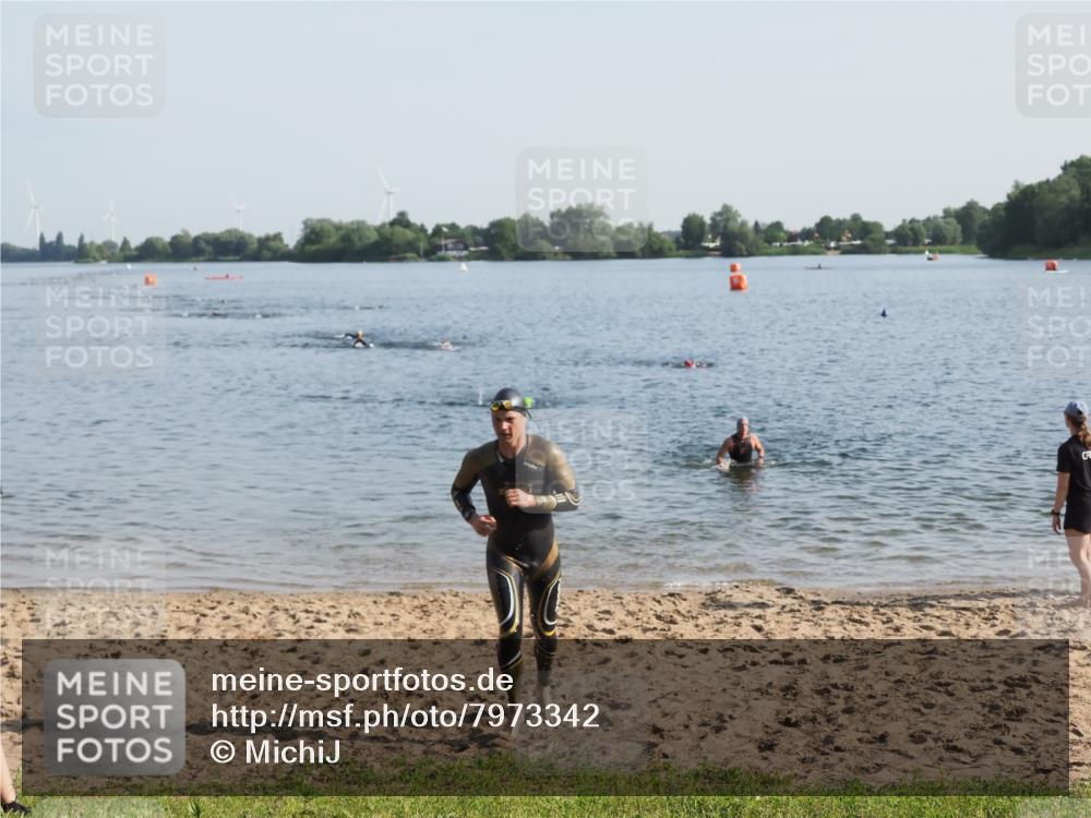 21.06.2025 - 27. Vierlanden-Triathlon MichiJ http://msf.ph/oto/7973342 15.06.2026 08:36:50 Schwimmen 39 meine-sportfotos.de