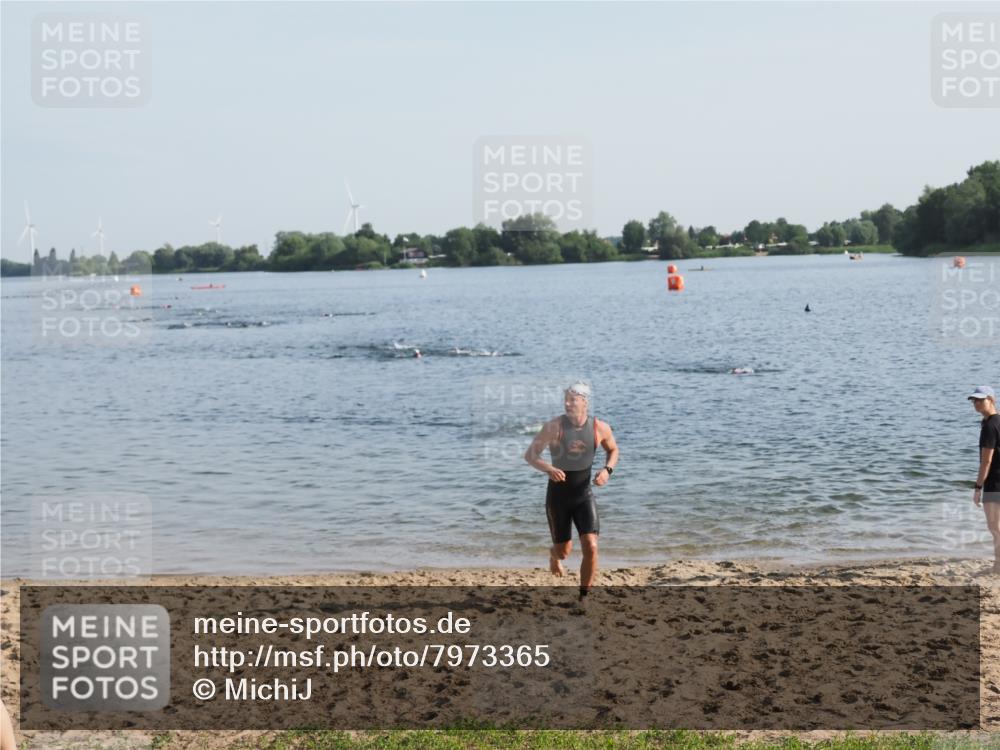 21.06.2025 - 27. Vierlanden-Triathlon MichiJ http://msf.ph/oto/7973365 15.06.2026 08:36:57 Schwimmen 39, 69 meine-sportfotos.de