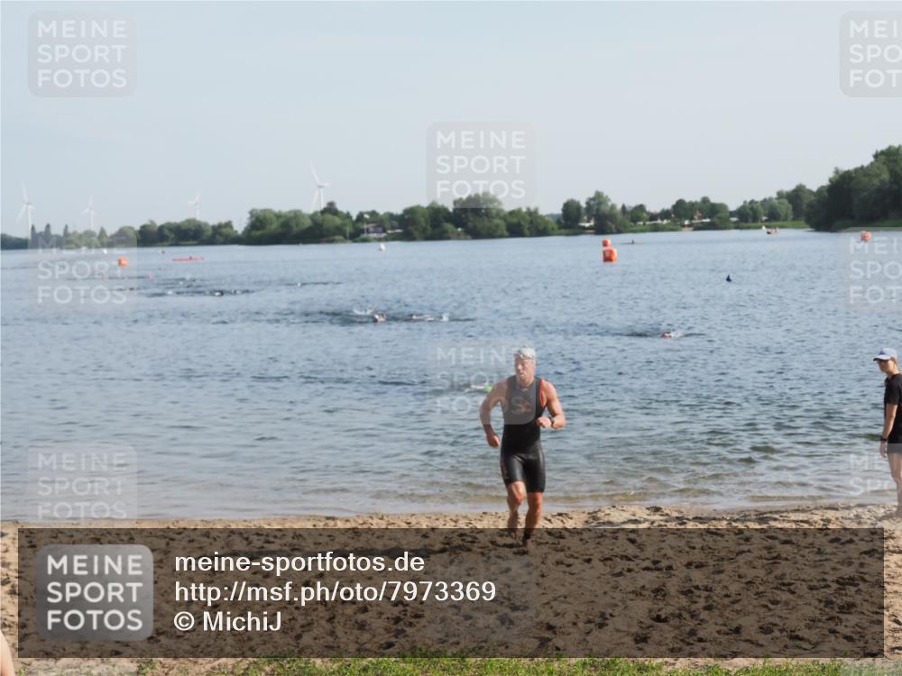 21.06.2025 - 27. Vierlanden-Triathlon MichiJ http://msf.ph/oto/7973369 15.06.2026 08:36:57 Schwimmen 39, 69 meine-sportfotos.de