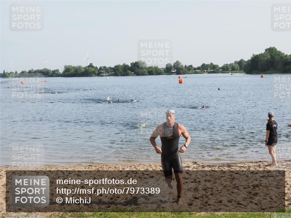 21.06.2025 - 27. Vierlanden-Triathlon MichiJ http://msf.ph/oto/7973389 15.06.2026 08:36:59 Schwimmen 69 meine-sportfotos.de