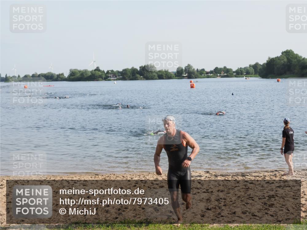 21.06.2025 - 27. Vierlanden-Triathlon MichiJ http://msf.ph/oto/7973405 15.06.2026 08:36:59 Schwimmen 69 meine-sportfotos.de